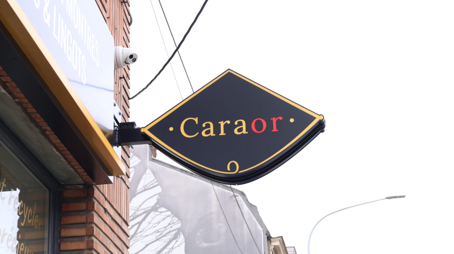 L'enseigne d'un comptoir Caraor