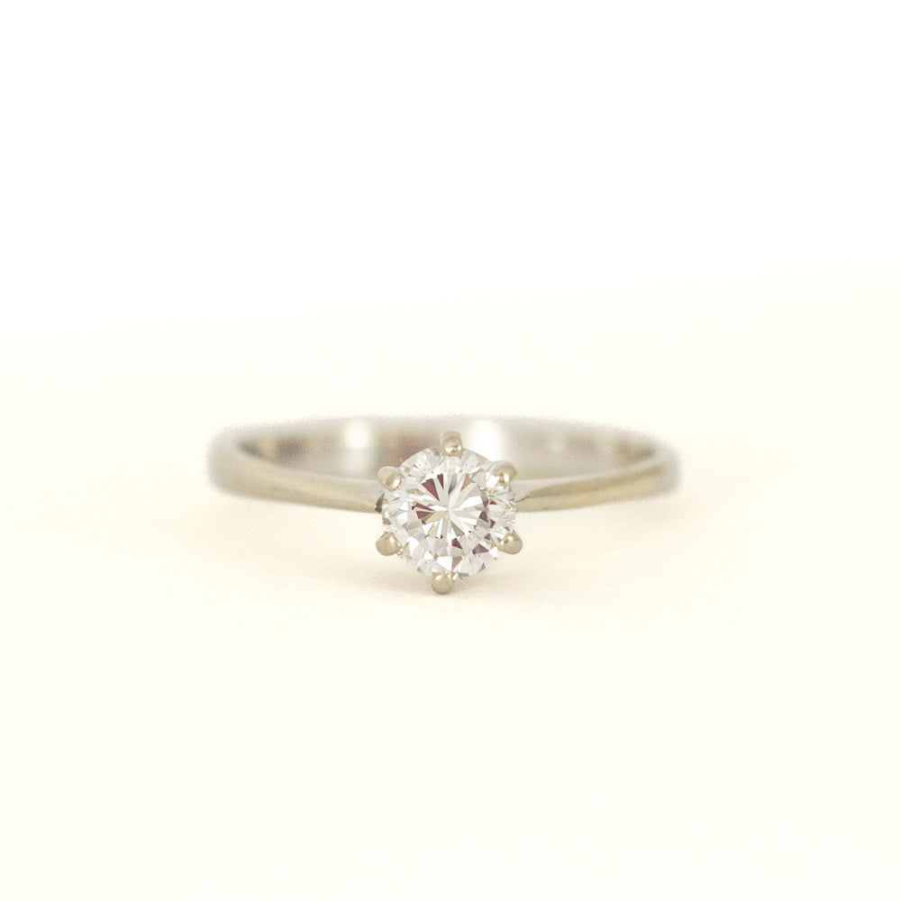 18k White Gold Ring with Diamond