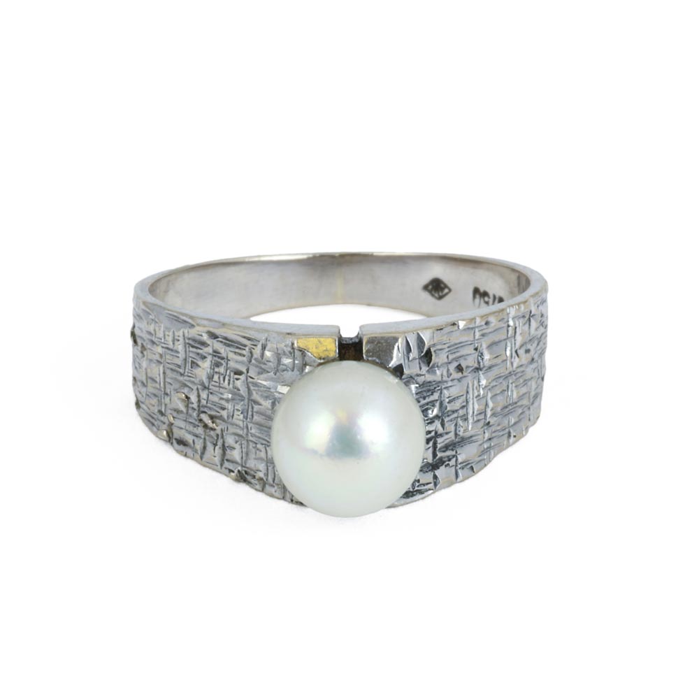 18k White Gold Ring with Pearl