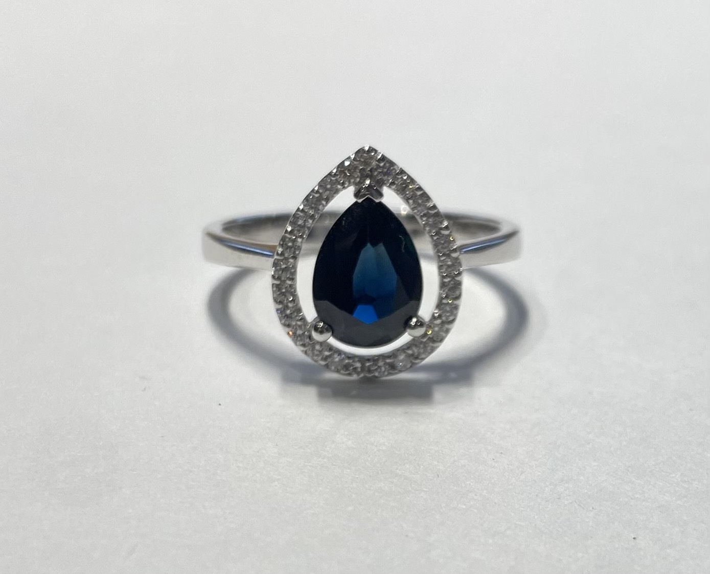 Bague en Or blanc 18k avec Saphir et Diamants