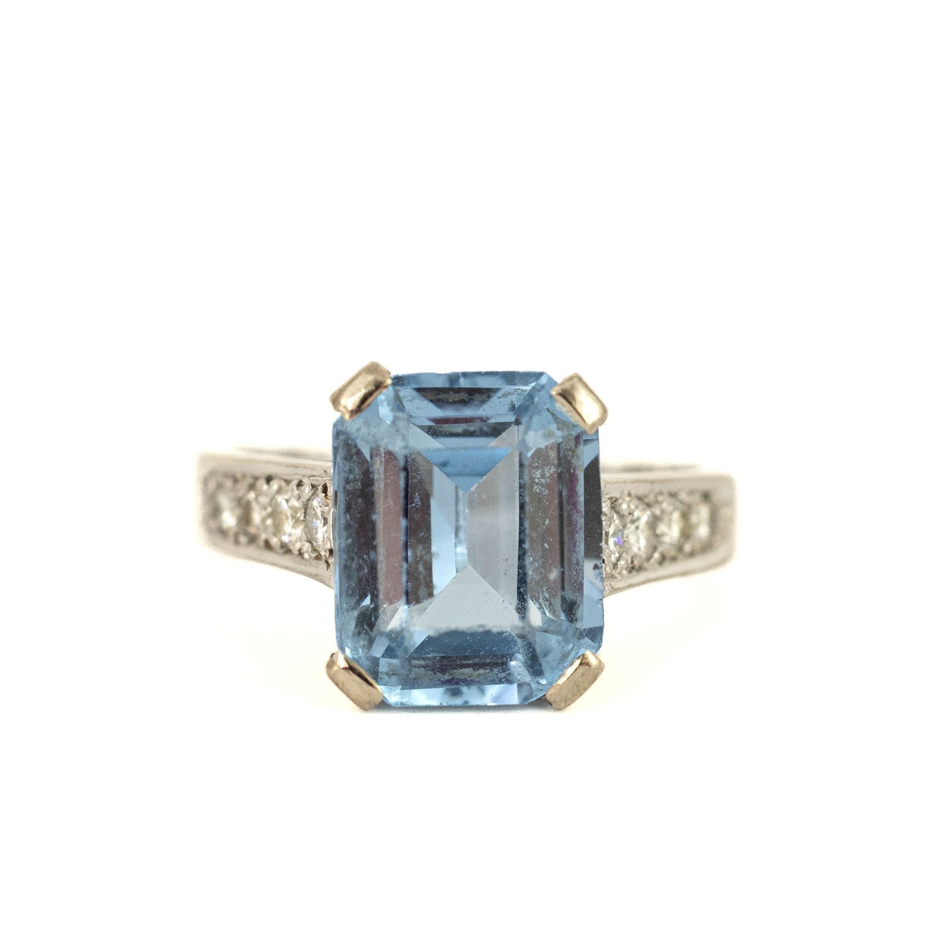 18k White Gold Ring with Synthetic Spinel and Moissanites