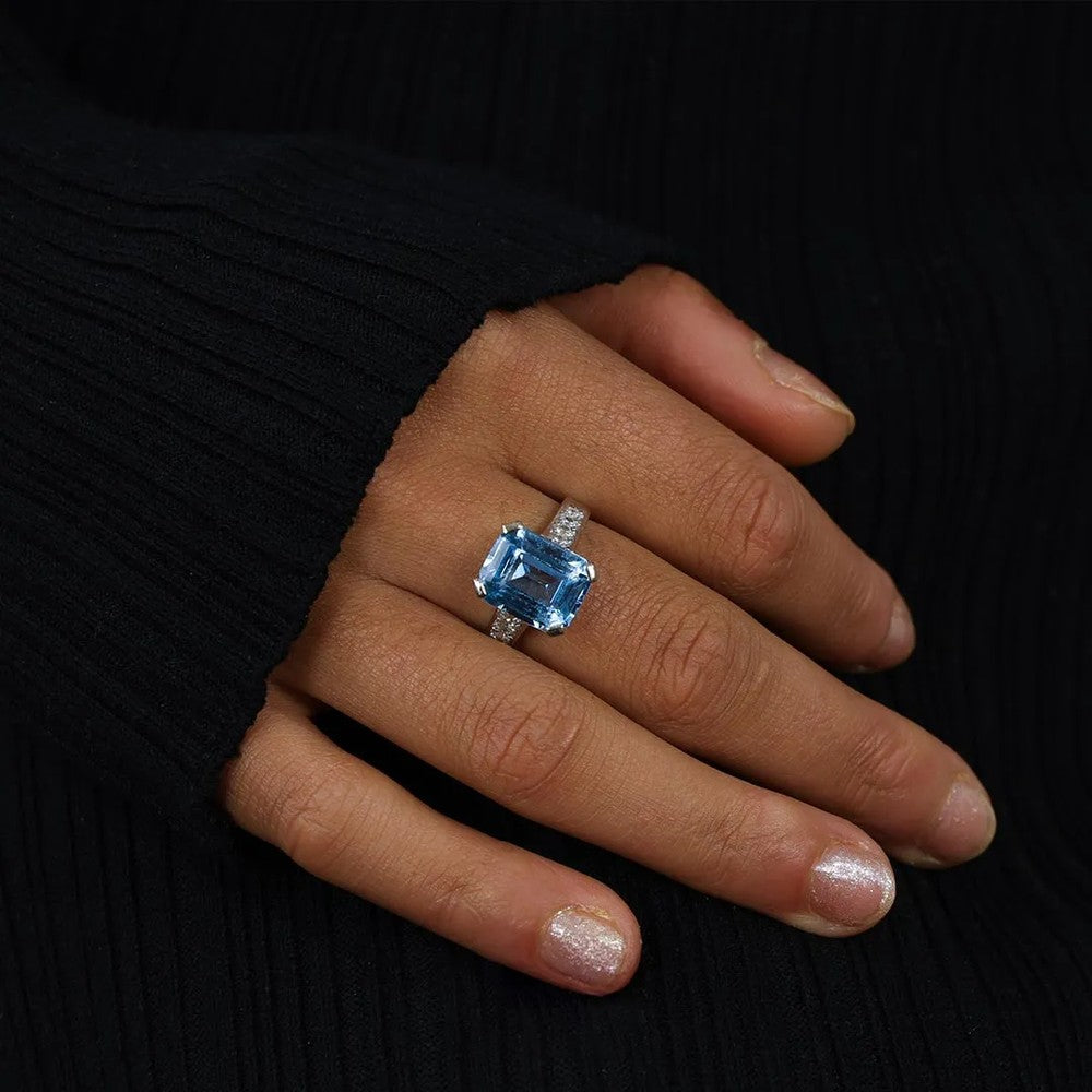 Bague en Or blanc 18k avec Spinelle synthétique et Moissanites