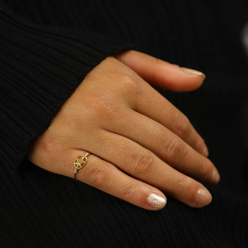 Bague en Or jaune 18k - Style "Etoile en fil d'or"