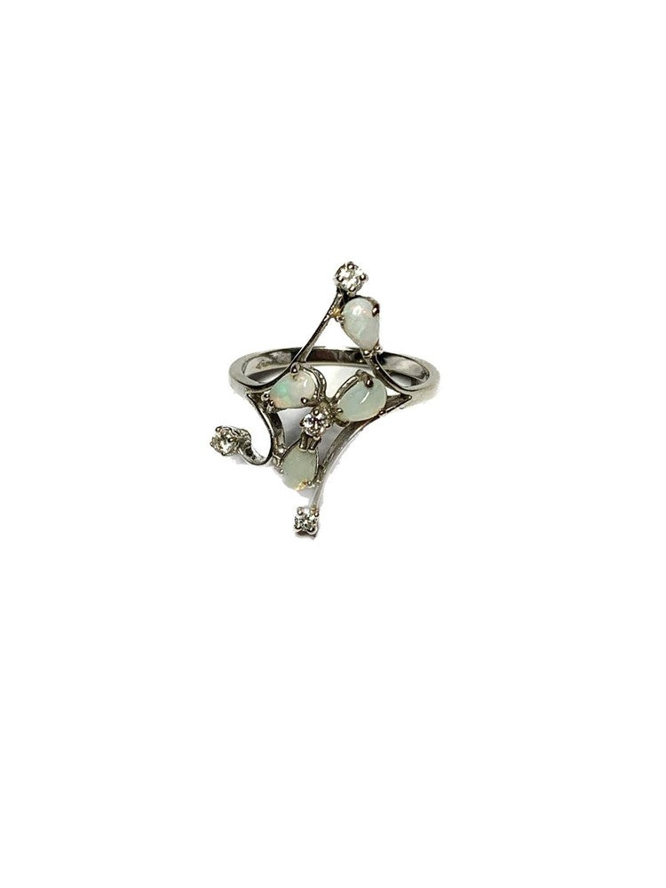 Bague en or blanc 18k avec Opale et Diamants