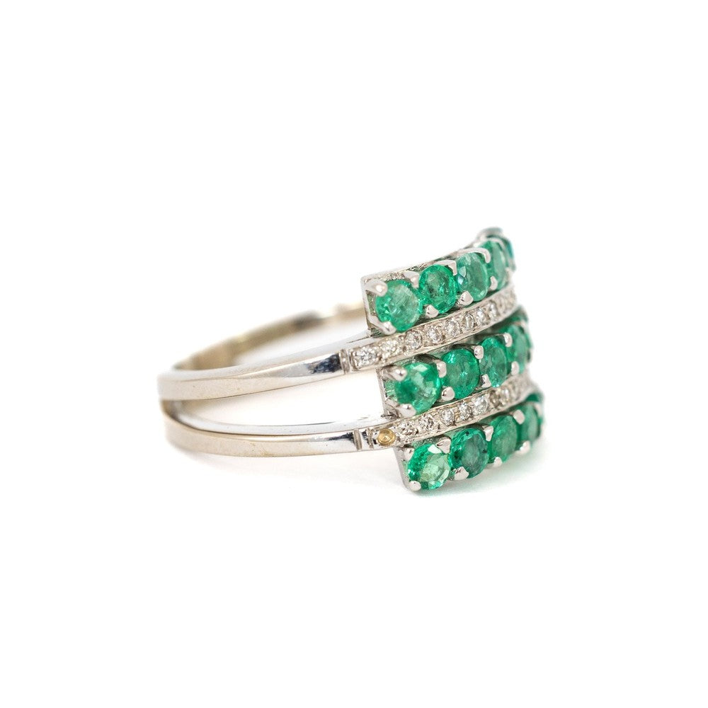 Bague en or blanc 18k avec pavage d'Emeraudes et Diamants