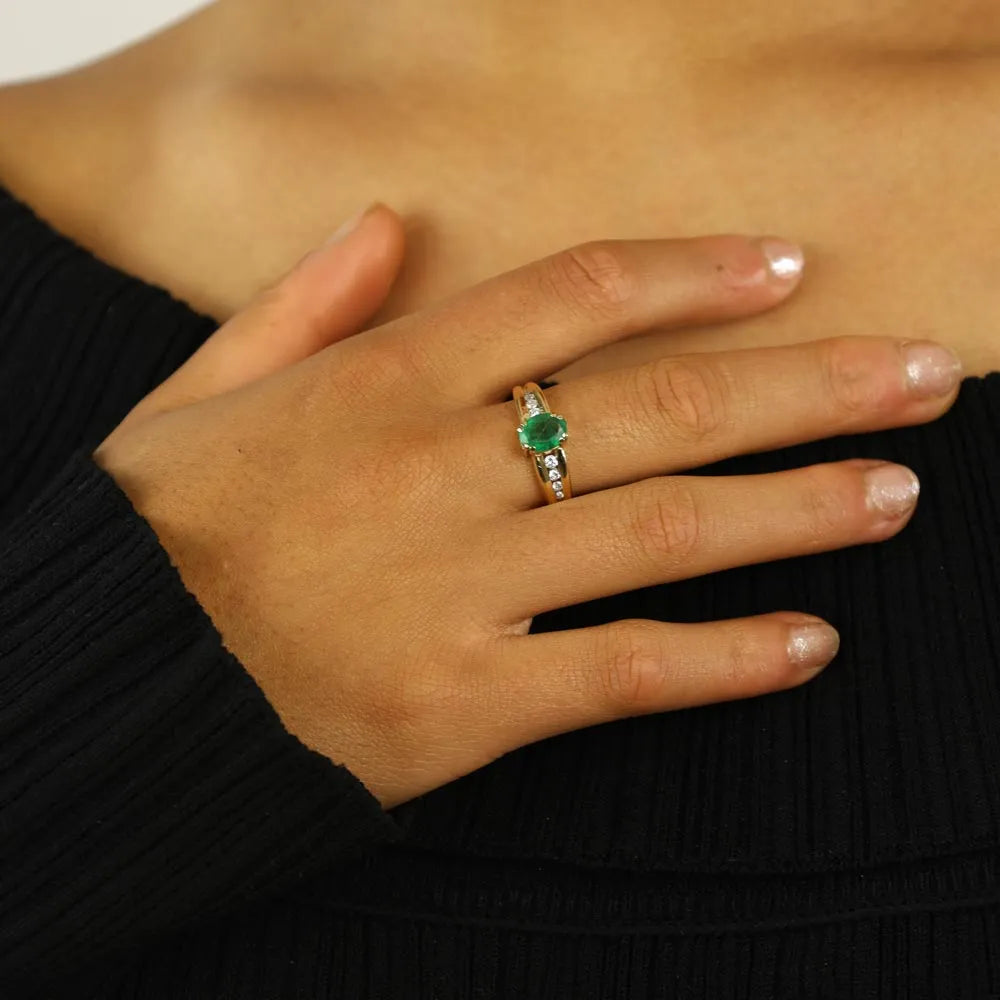 Bague en or jaune 18k avec Emeraude