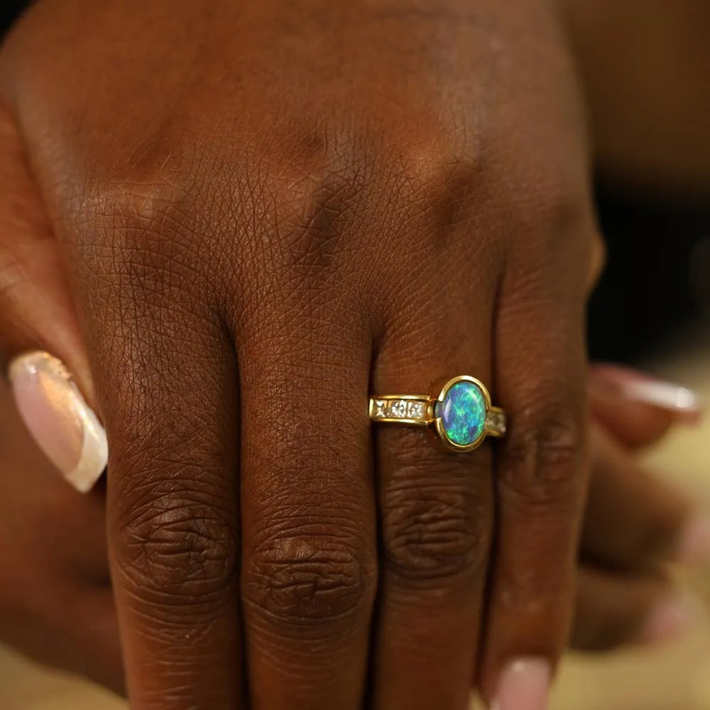 Bague en or jaune 18k avec Opale