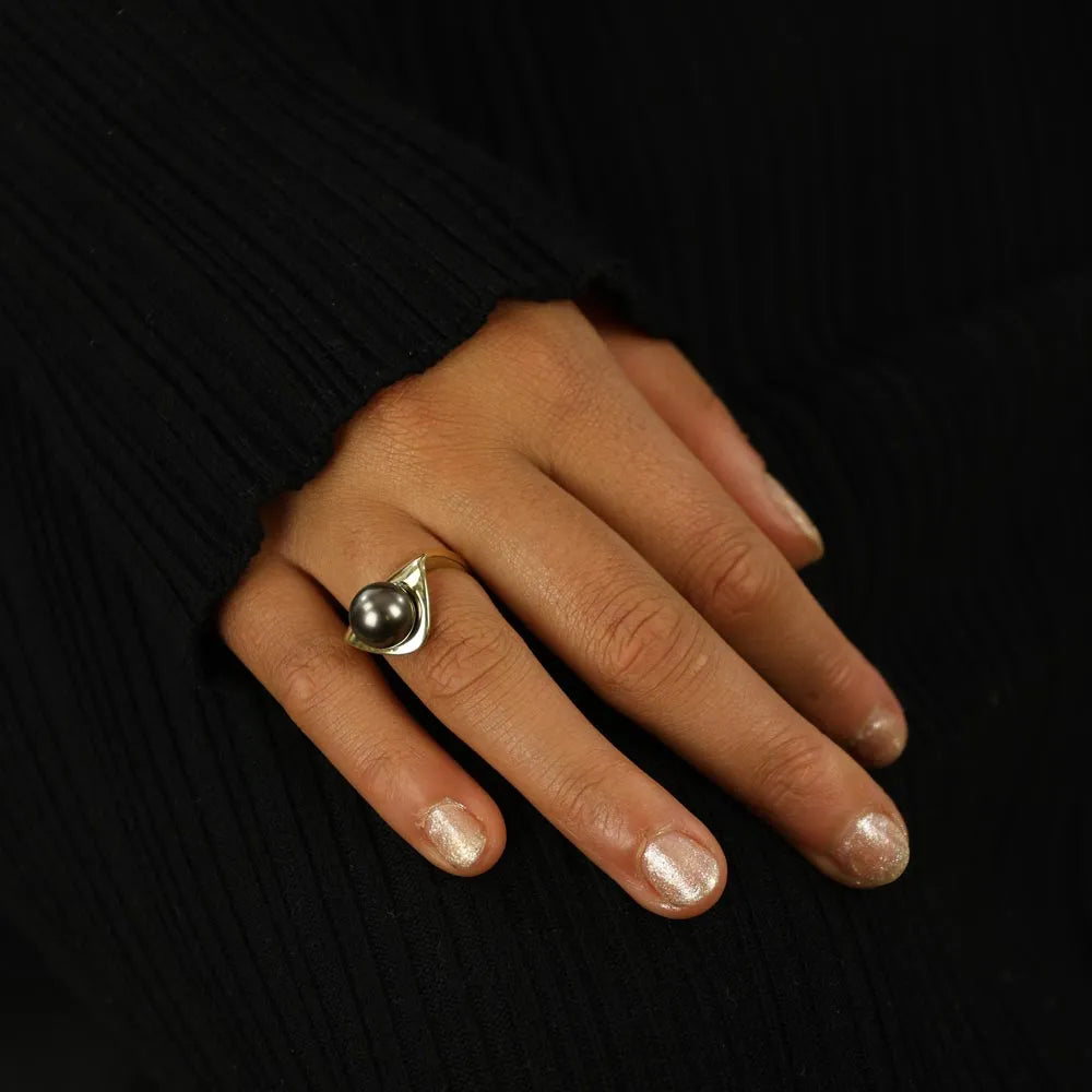 18k Yellow Gold Ring with Black Pearl