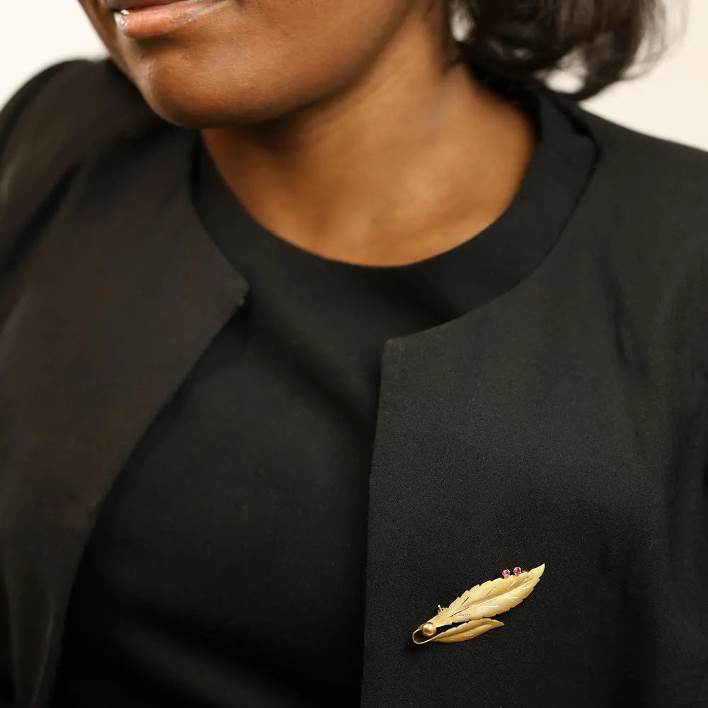 Broche en Or jaune 18k avec Rubis et Perle