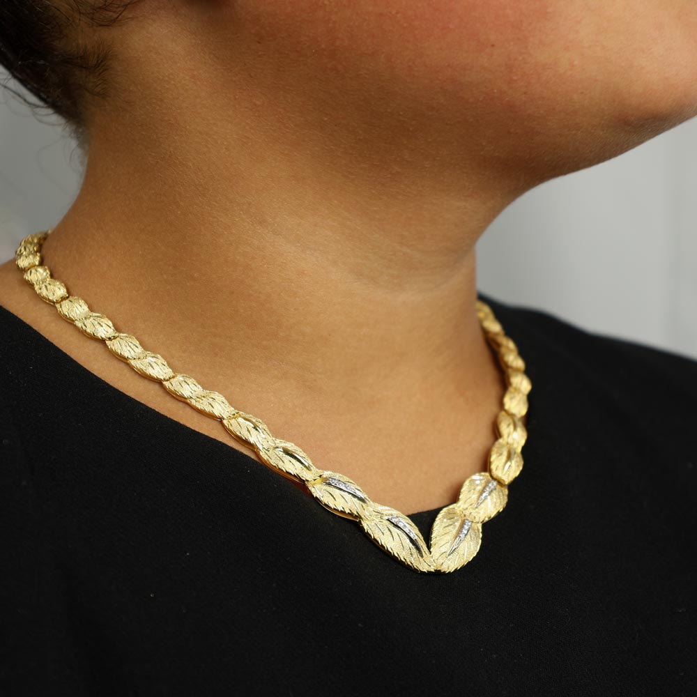 18k Yellow Gold Necklace - "Gold Leaves" guilloché pattern with Diamonds
