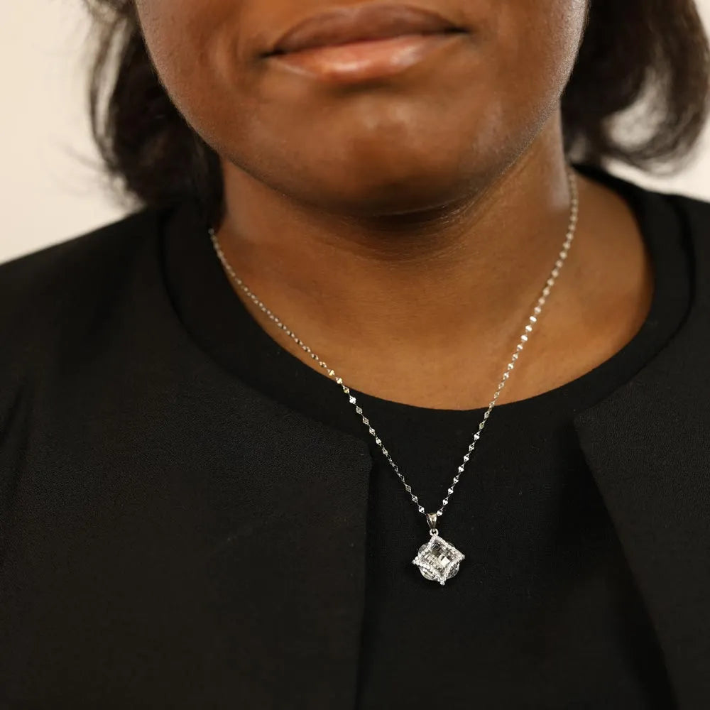 Collier neuf en Argent avec fleur taillée