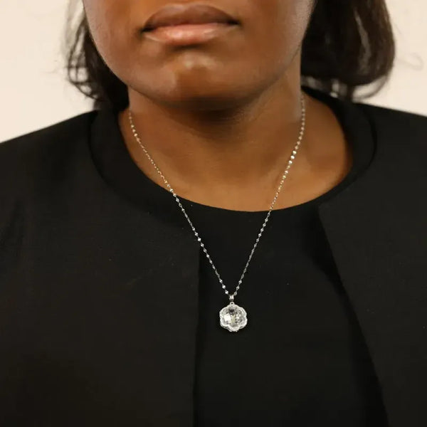 Collier neuf en Argent avec fleur taillée