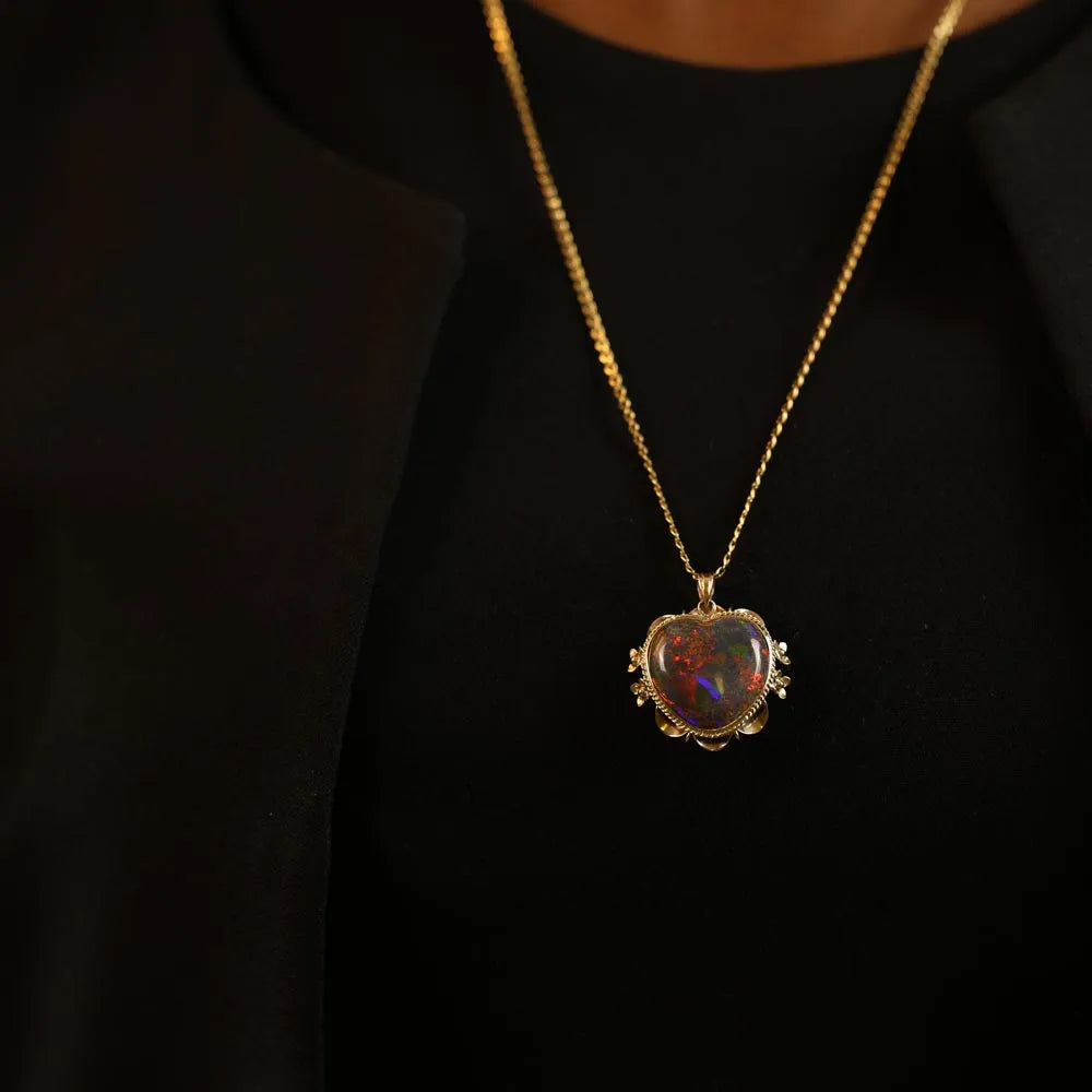 Pendentif en Or jaune 18k - Motif "Coeur" avec Opale noire