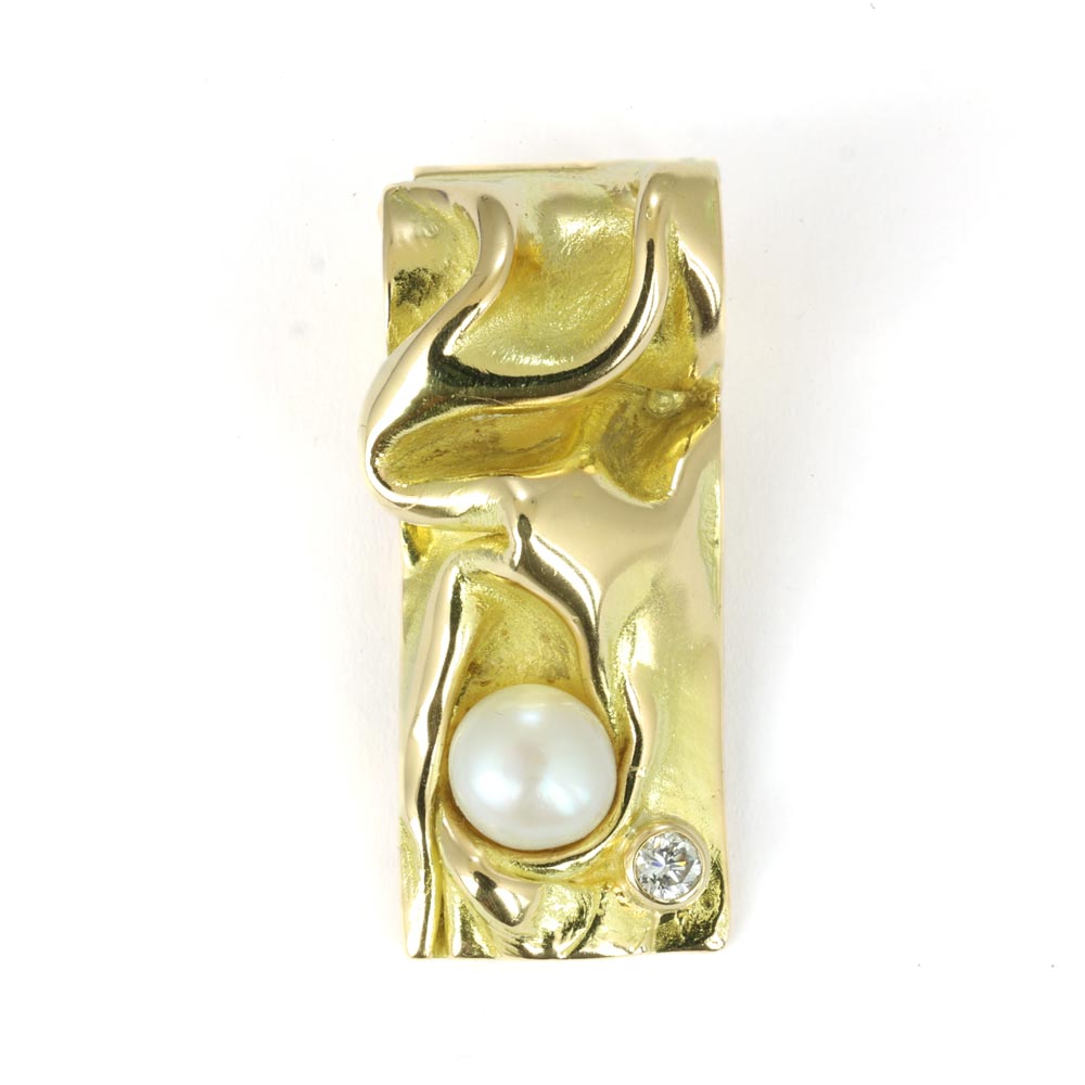18k Yellow Gold Pendant with Pearl and Diamond