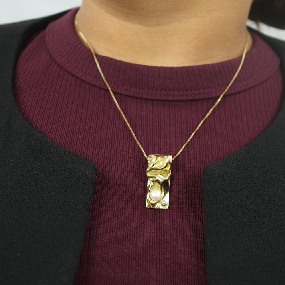 18k Yellow Gold Pendant with Pearl and Diamond