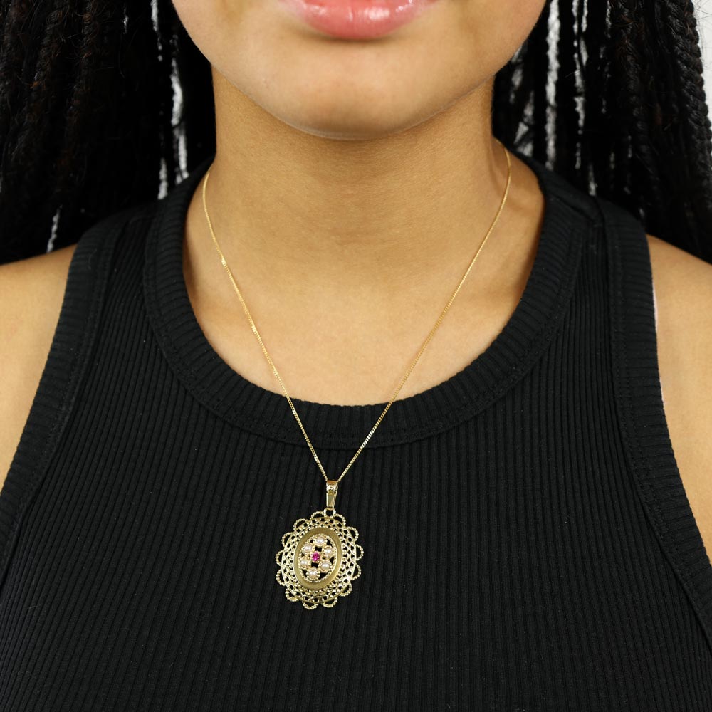 18k Yellow Gold Pendant with Pearls and Synthetic Sapphire