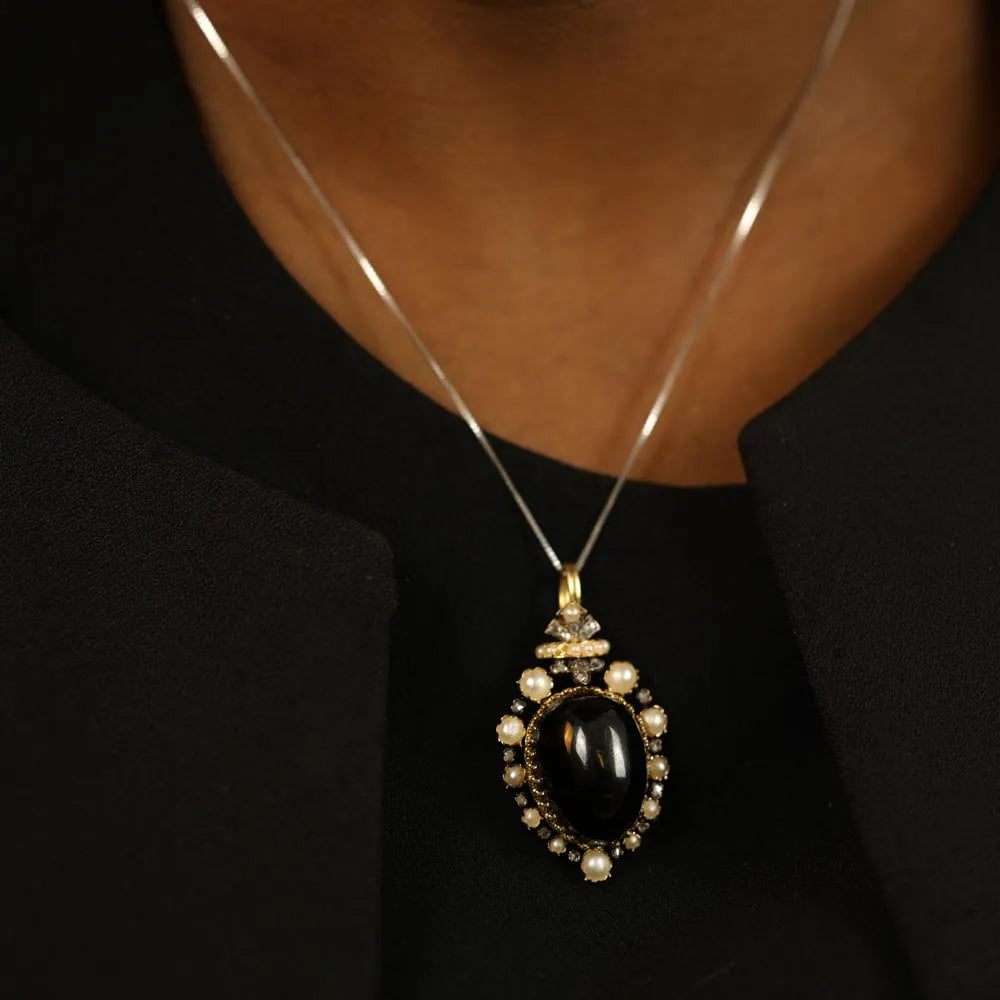 18k Yellow Gold Pendant with Garnet and Pearls