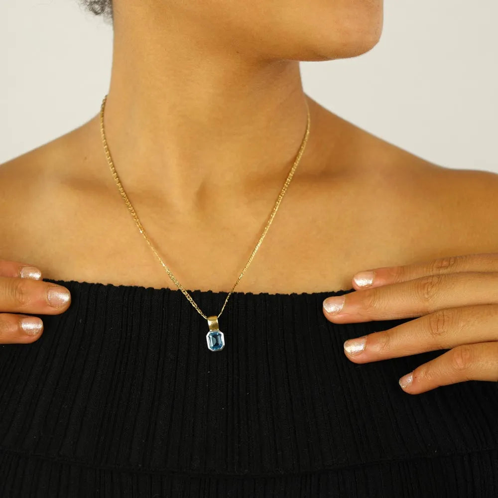 18k Yellow Gold Pendant with Topaz