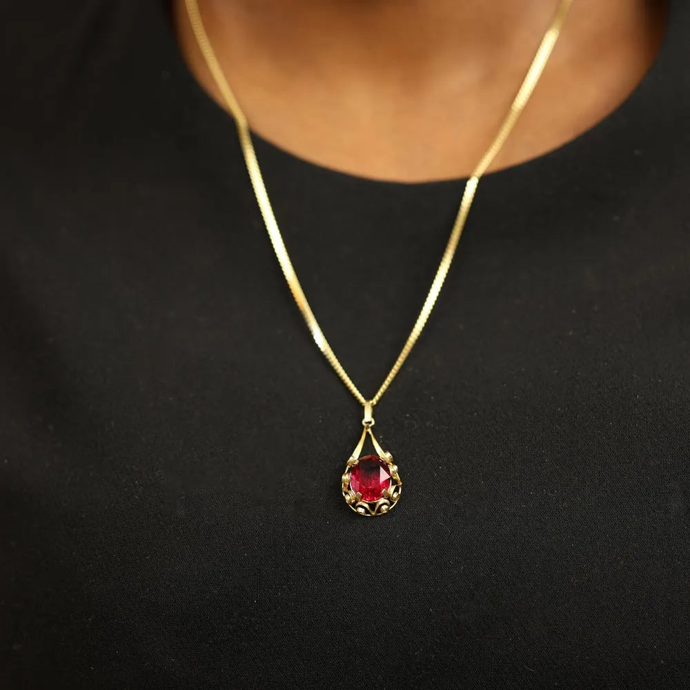 18k yellow gold pendant with cut glass