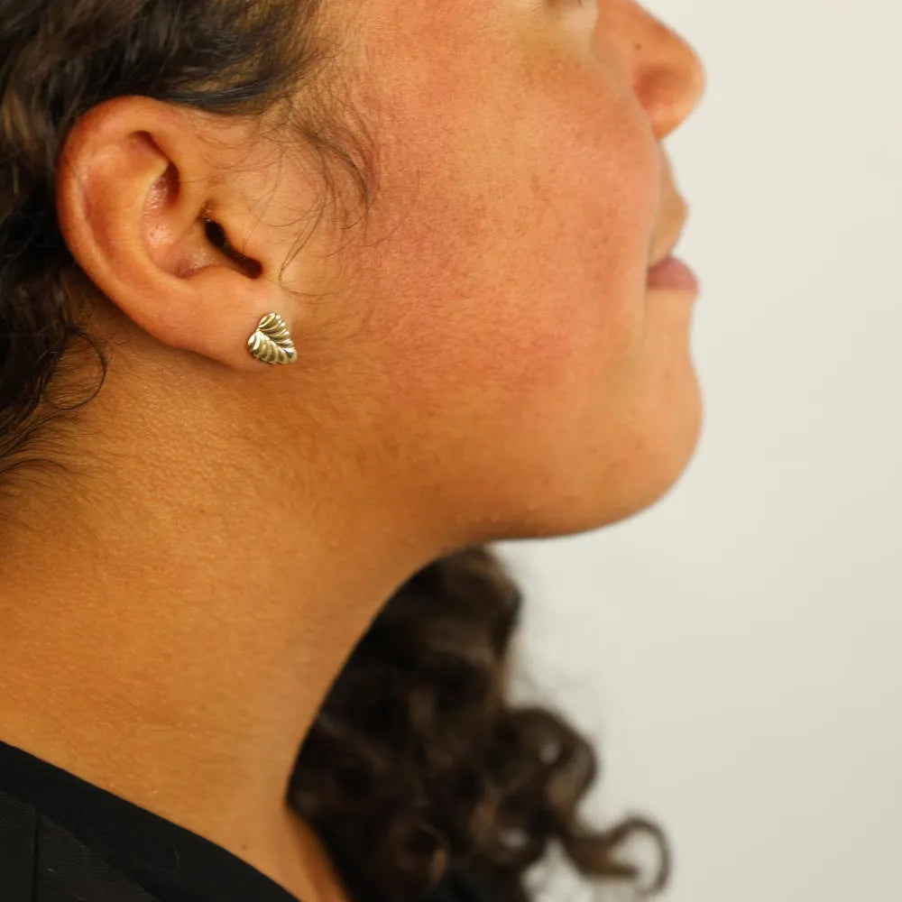 Puces d'oreilles en or jaune 18k - Motif "Feuilles"