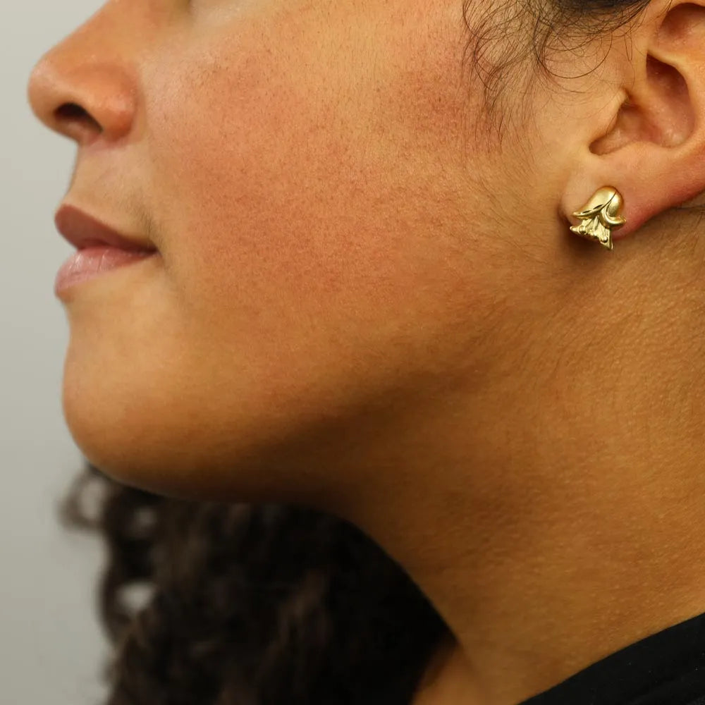 Puces d'oreilles en or jaune 18k - Motif "Fleurs stylisées"