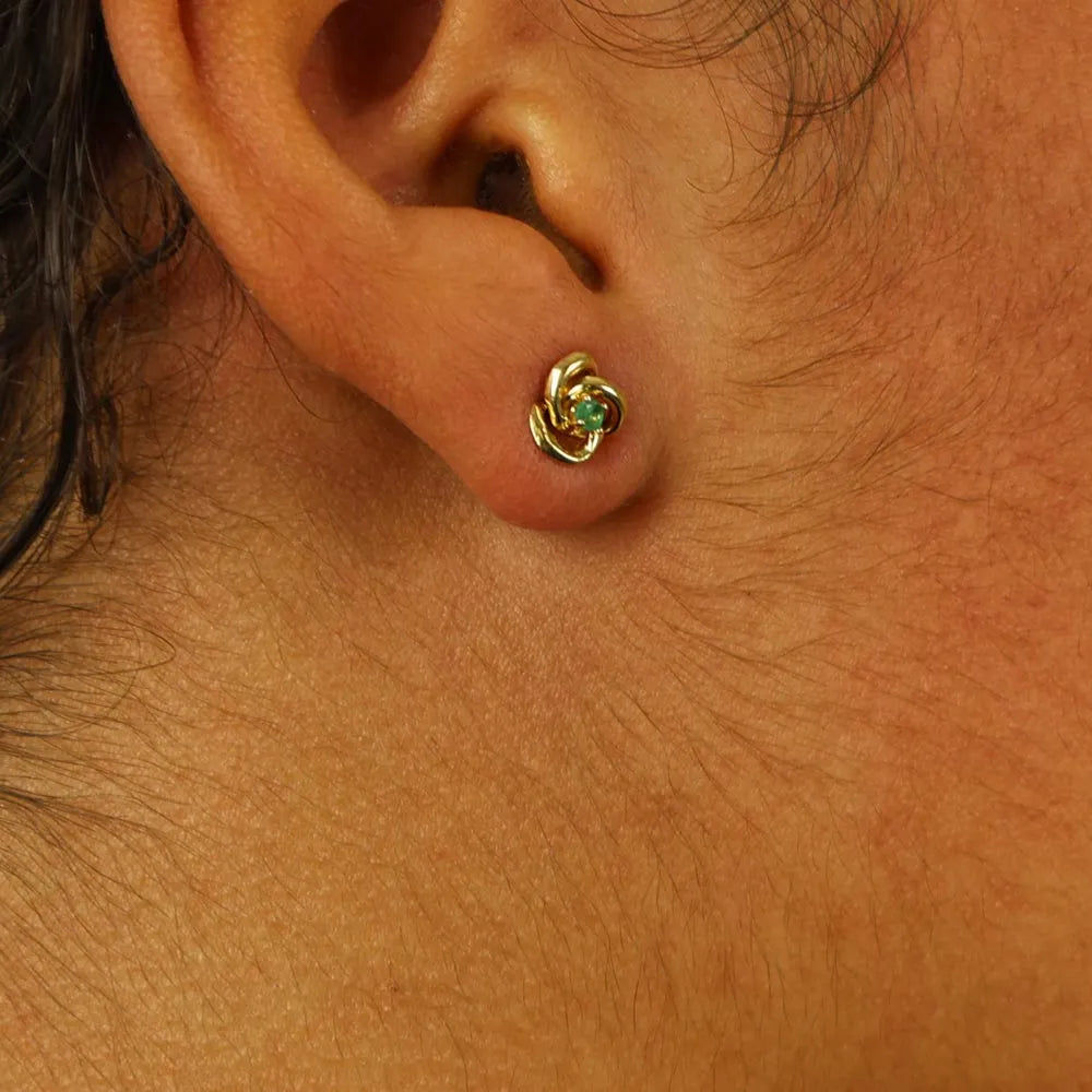 Puces d'oreilles en or jaune 18k avec Emeraudes