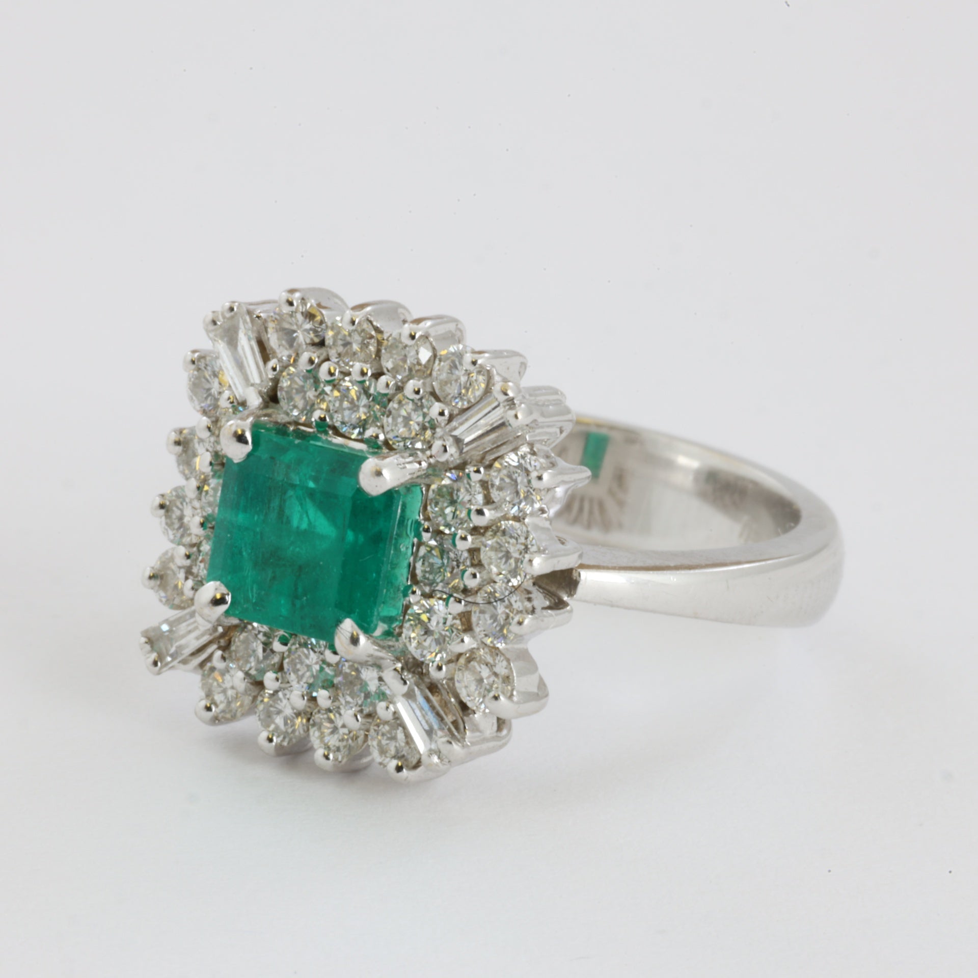 Bague en Or blanc 18k avec Émeraude et Diamants - Style "Marguerite"