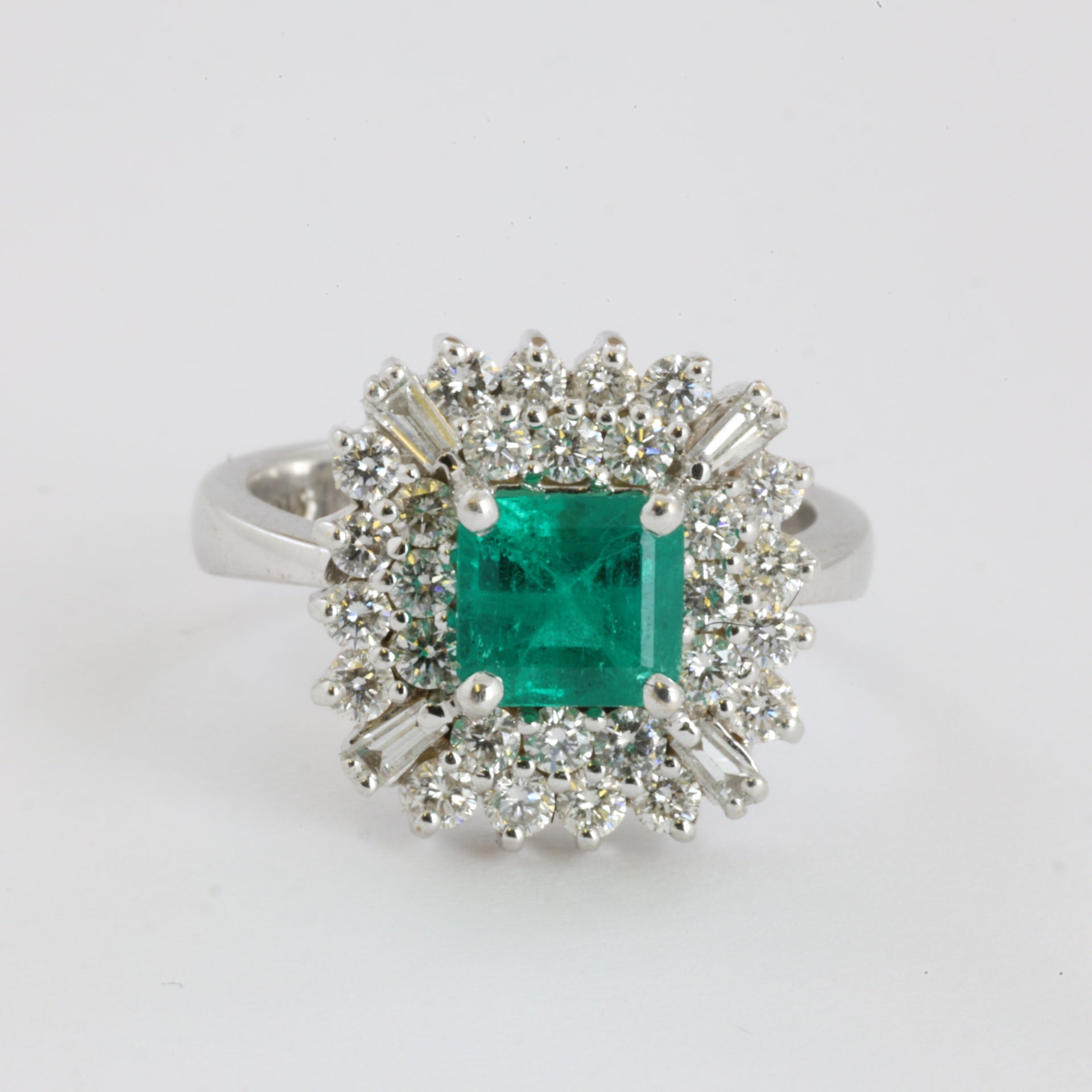 Bague en Or blanc 18k avec Émeraude et Diamants - Style "Marguerite"