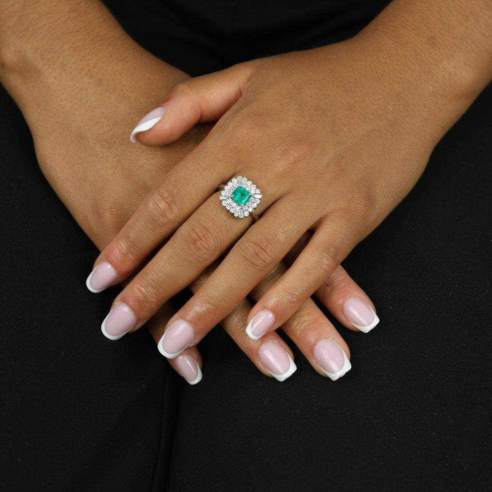 Bague en Or blanc 18k avec Émeraude et Diamants - Style "Marguerite"