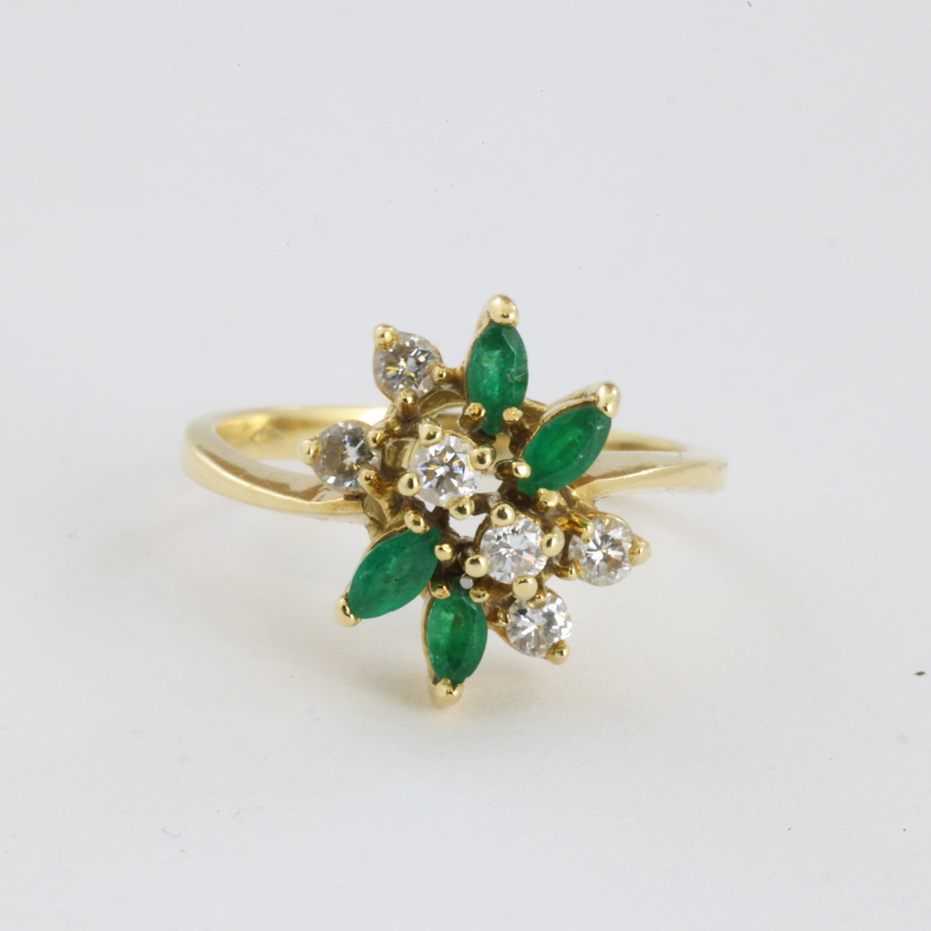 Bague en Or jaune 18k avec Emeraudes et Diamants