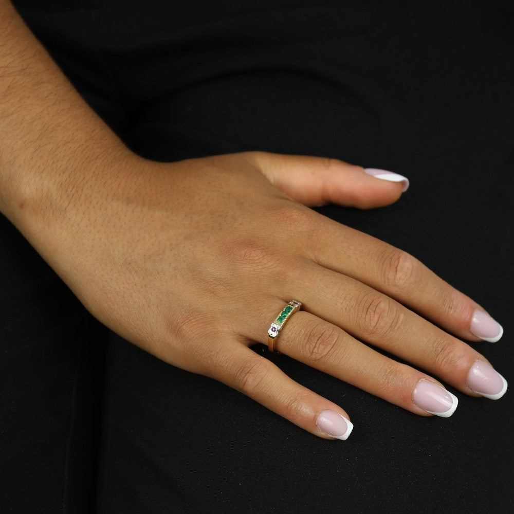 Anello in oro giallo e bianco 18k con smeraldi, diamanti e rubini