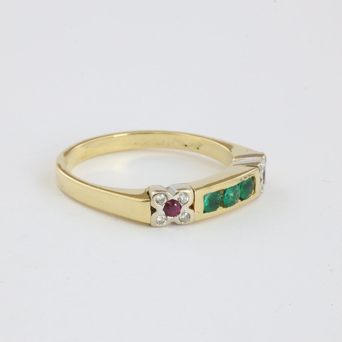 Anello in oro giallo e bianco 18k con smeraldi, diamanti e rubini