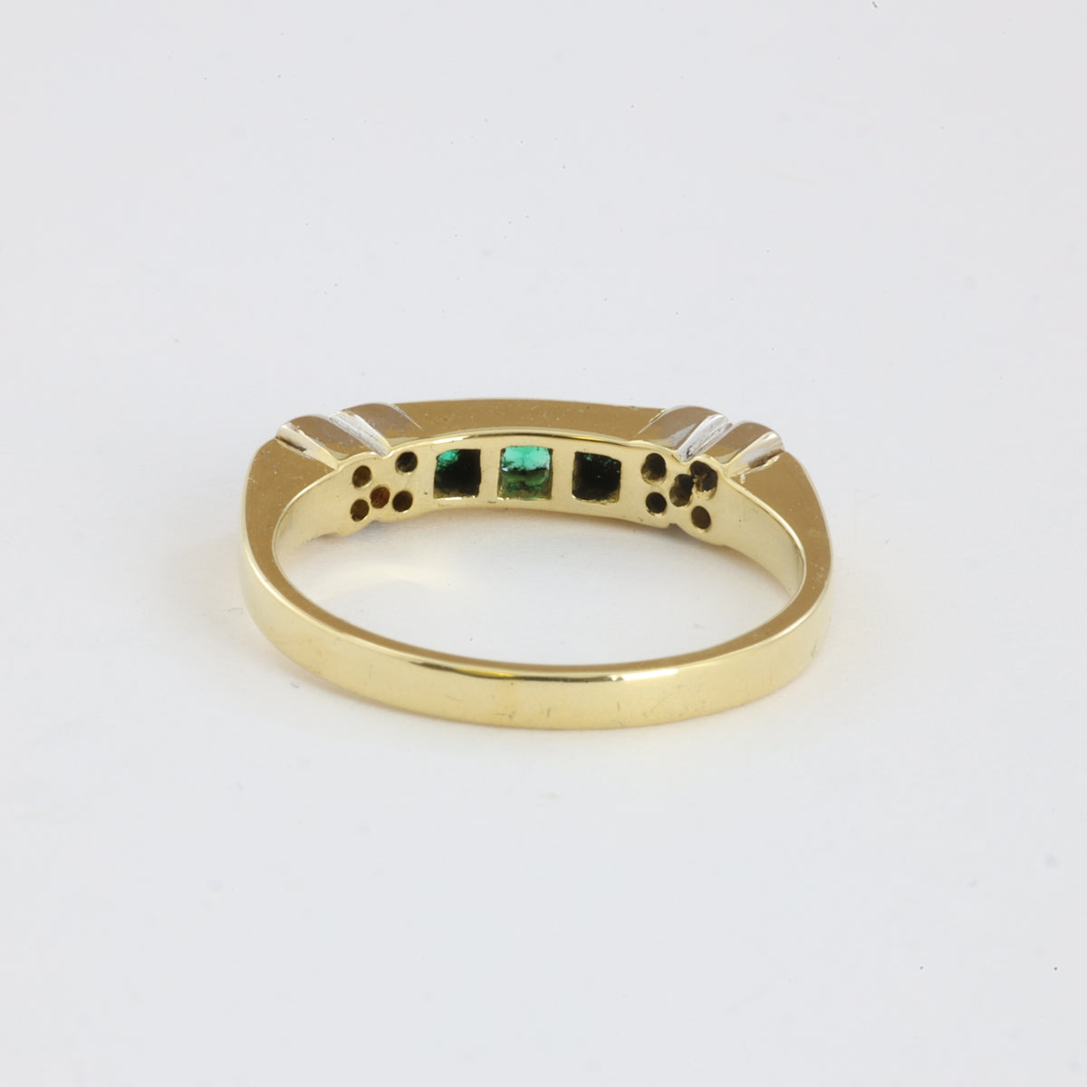 Anello in oro giallo e bianco 18k con smeraldi, diamanti e rubini