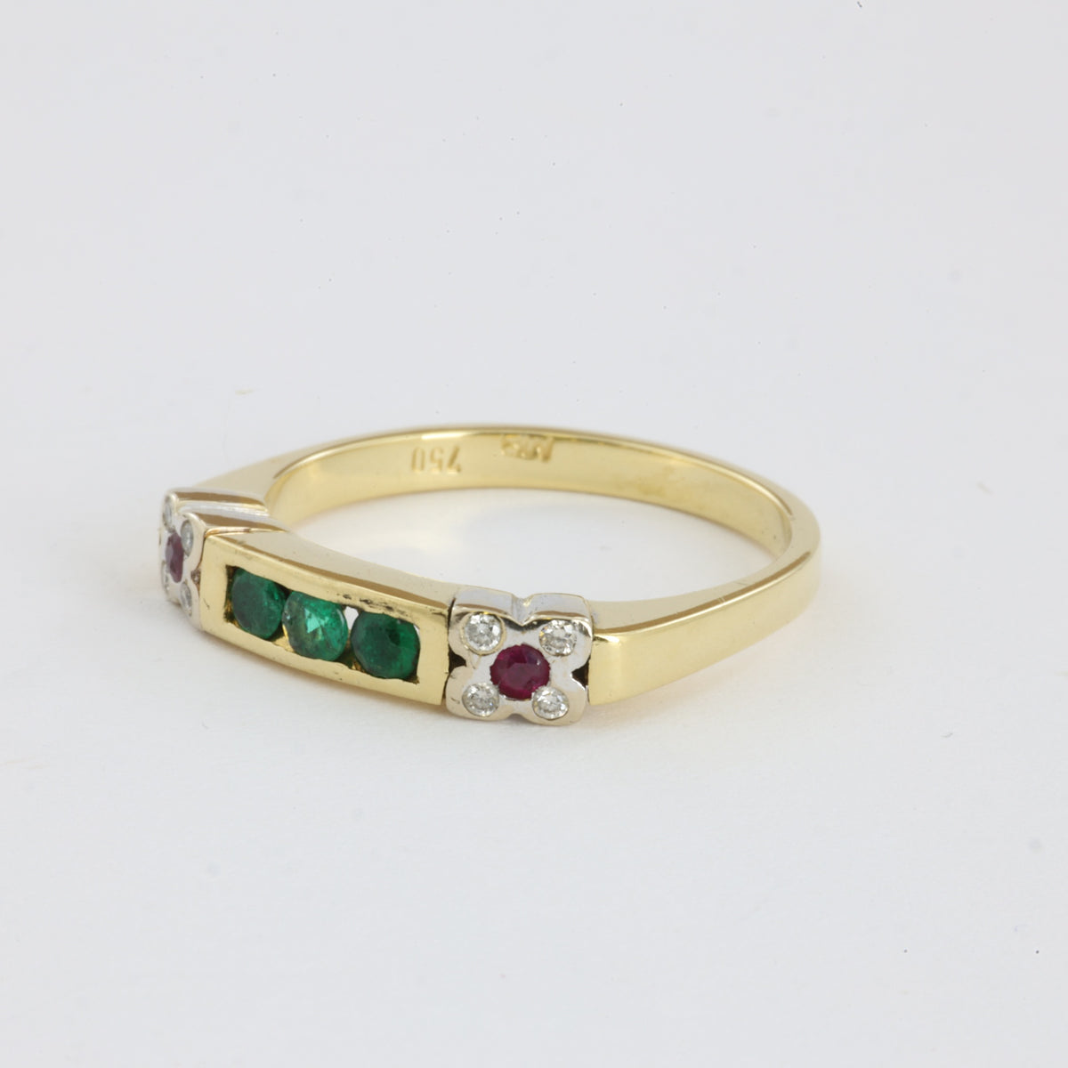 Anello in oro giallo e bianco 18k con smeraldi, diamanti e rubini