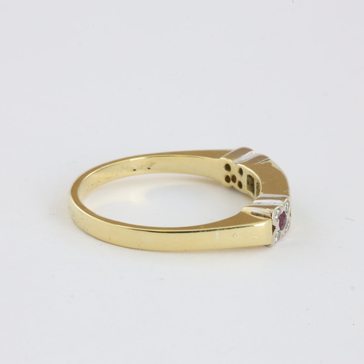 Anello in oro giallo e bianco 18k con smeraldi, diamanti e rubini