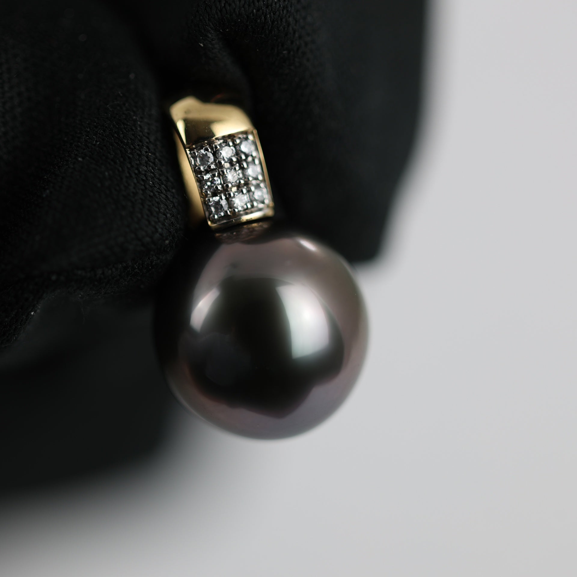 Pendentif en Or jaune 18k avec Perle de Tahiti et Diamants