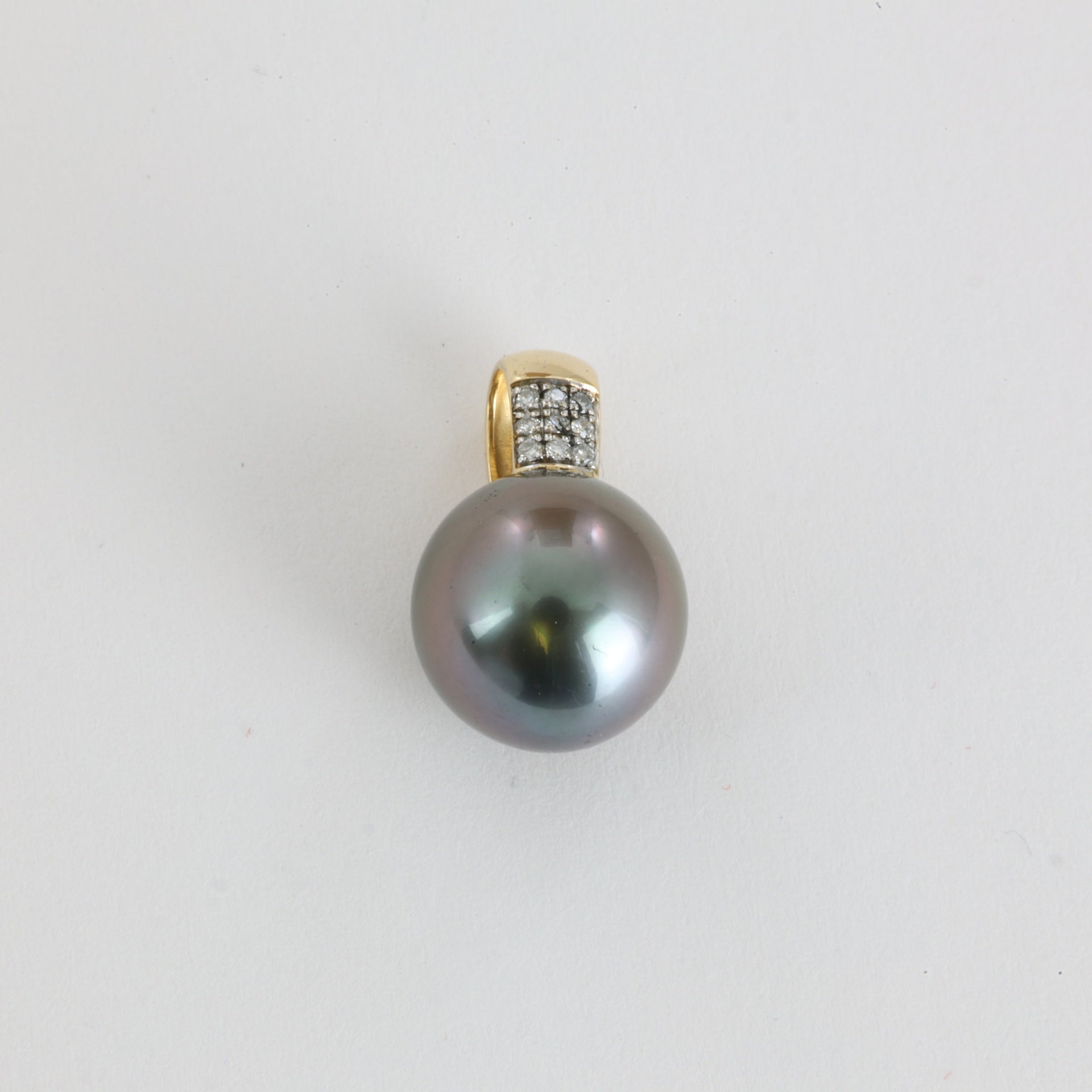 Pendentif en Or jaune 18k avec Perle de Tahiti et Diamants