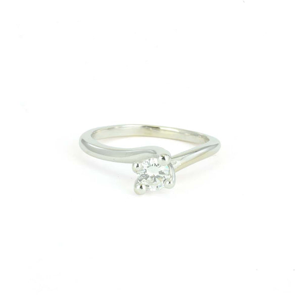 Anel em ouro branco de 18k com diamante